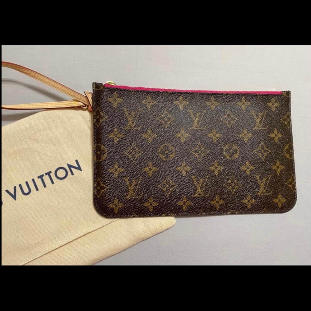 Louis Vuitton neverfull wristlet mm/gm size